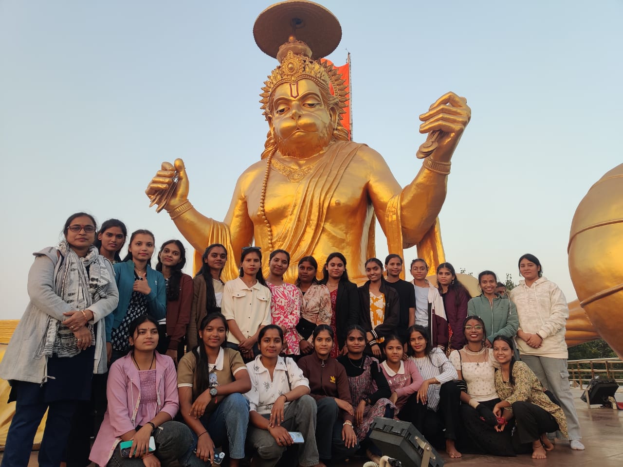 महाविद्यालय की  छात्राओ ने शैक्षणिक भ्रमण के अंतर्गत इंदौर के कई ऐतिहासिक एवं दार्शनिक स्थलो का भ्रमण किया ।